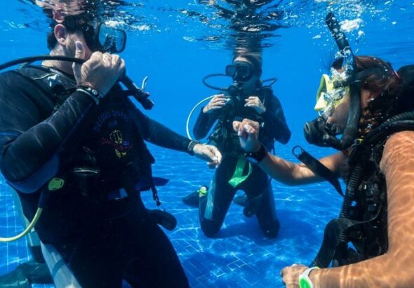 scuba-diving-certification-cost-PRINCIPAL-precio-curso-de-buceo-900x480